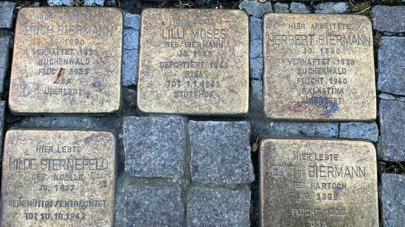 Stolpersteine sind kleine Gedenktafeln im Boden aus Messing. Sie erinnern an Menschen, die von den Nazis ermordet oder vertrieben wurden. (Symbolbild) | Bild: BR/Dr. Michael Zehetmair Stolpersteine sind kleine Gedenktafeln im Boden aus Messing. Sie erinnern an Menschen, die von den Nazis ermordet oder vertrieben wurden. (Symbolbild)