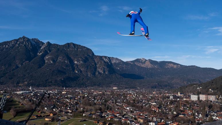 Skispringer beim Neujahrsspringen in Garmisch-Partenkirchen | Bild:picture-alliance/dpa