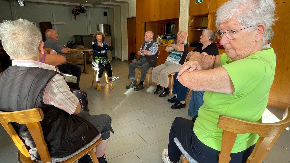 Seniorinnen und Senioren turnen im Keglerheim in Liebenstadt im Landkreis Roth.
