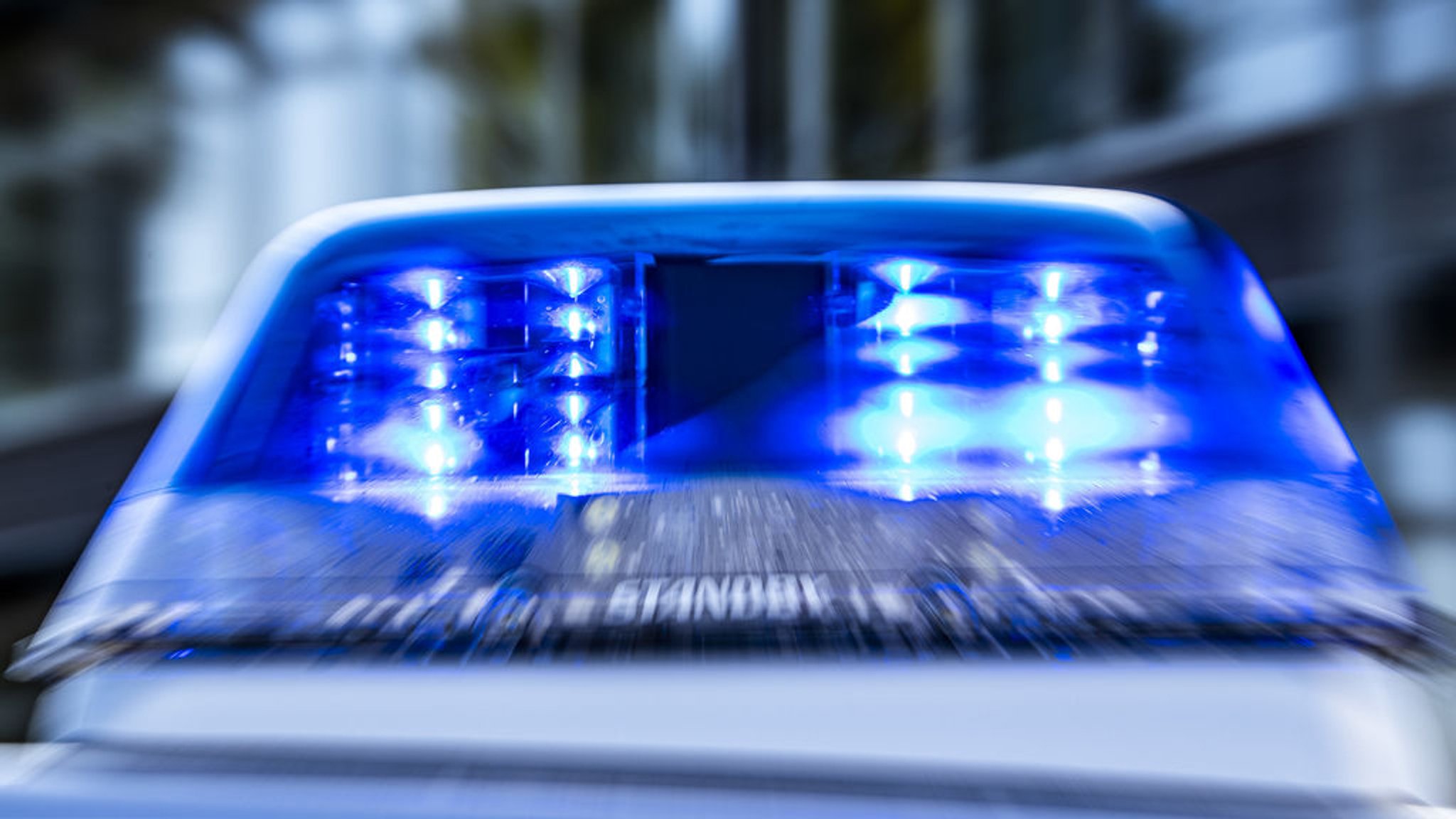 Ein unbekannter Autofahrer hat in Schrobenhausen einen zwölfjährigen Radfahrer angefahren. Danach war er vom Unfallort geflohen und ließ den Jungen lebensgefährlich verletzt am Straßenrand liegen. Die Polizei bittet die Bevölkerung um Mithilfe.