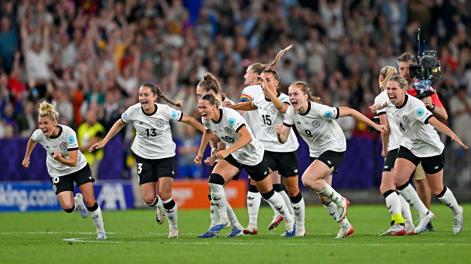 “Fix und fertig“ - DFB-Elf trotz Zopfzieher-Rot im Halbfinale “Fix und fertig“ - DFB-Elf trotz Zopfzieher-Rot im Halbfinale