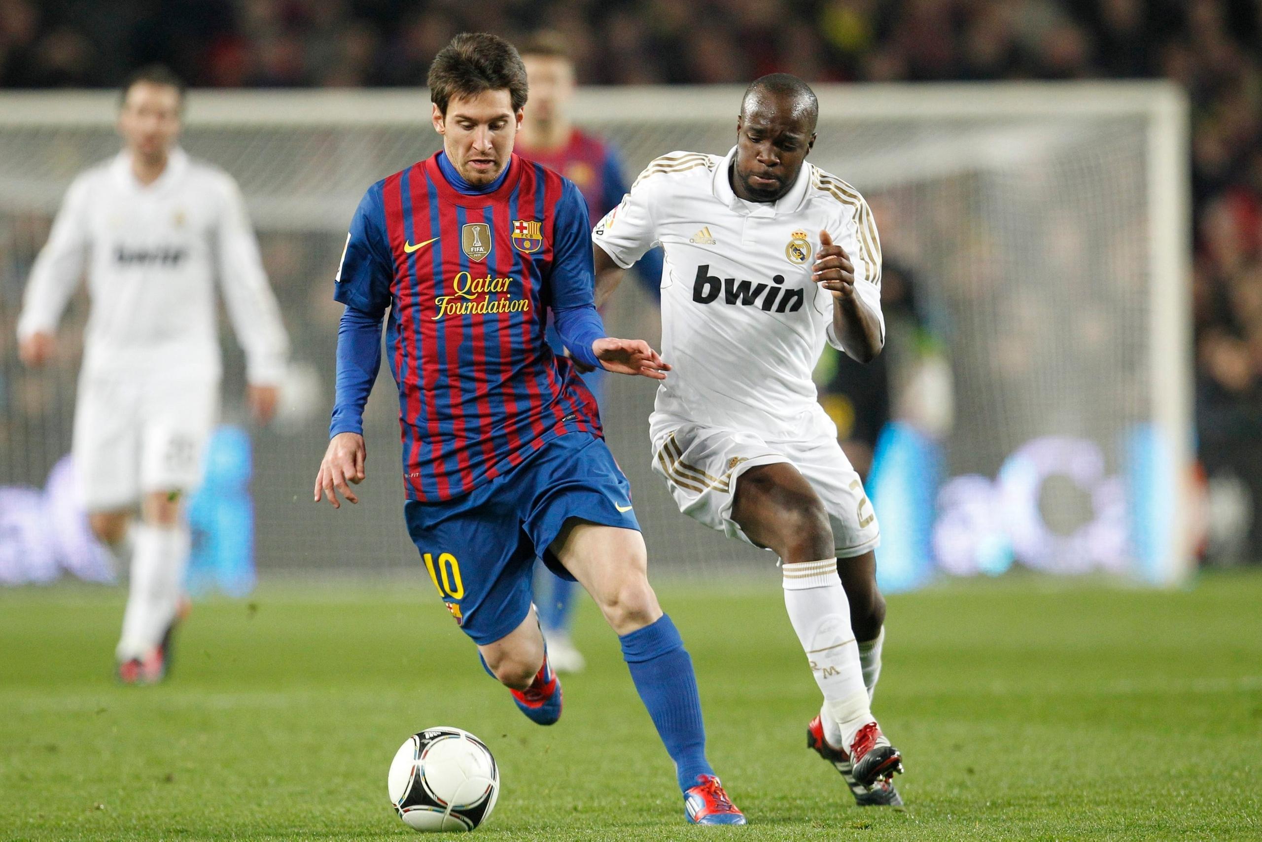 Lassana Diarra (Real Madrid) im Duell mit Lionel Messi (FC Barcelona). 