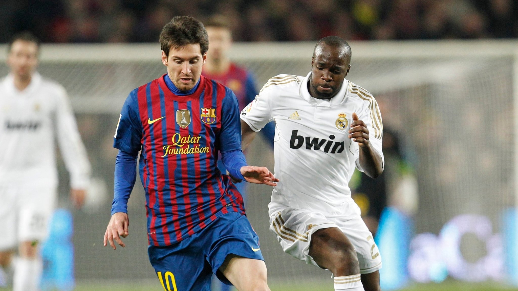 Lassana Diarra (Real Madrid) im Duell mit Lionel Messi (FC Barcelona). 