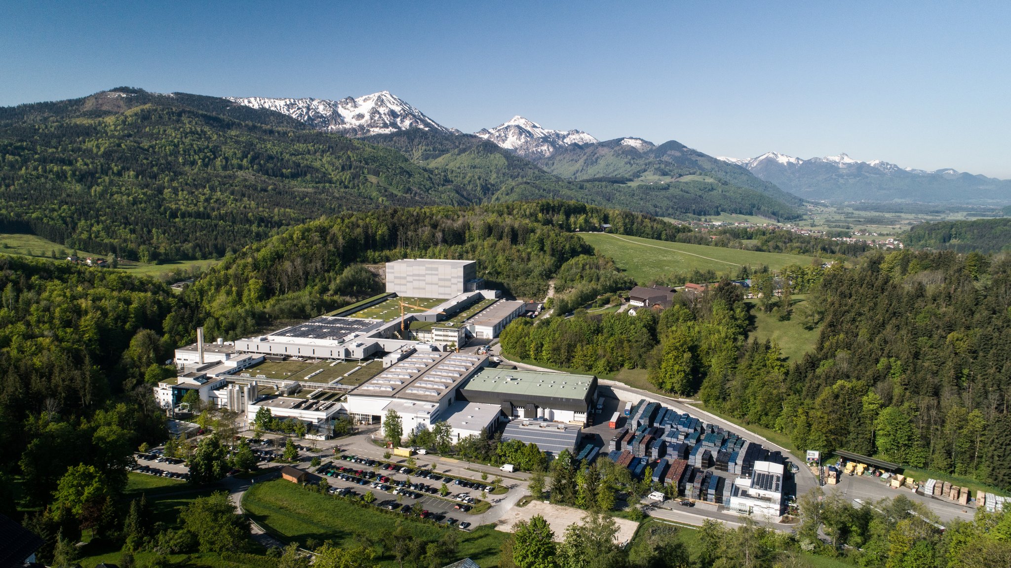 Luftaufnahme des Werks des Getränkeabfüllers und -herstellers "Adelholzener Alpenquellen" in Siegsdorf.