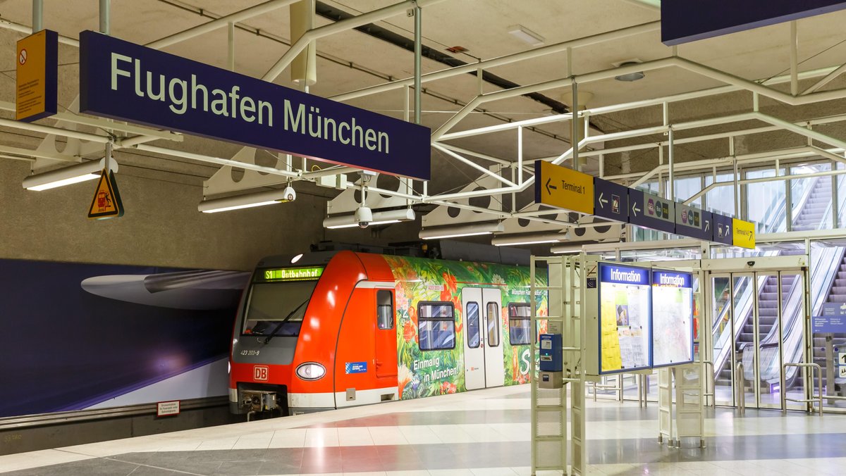 Eine S-Bahn wartet im Bahnhof "Flughafen München" (Archivbild).