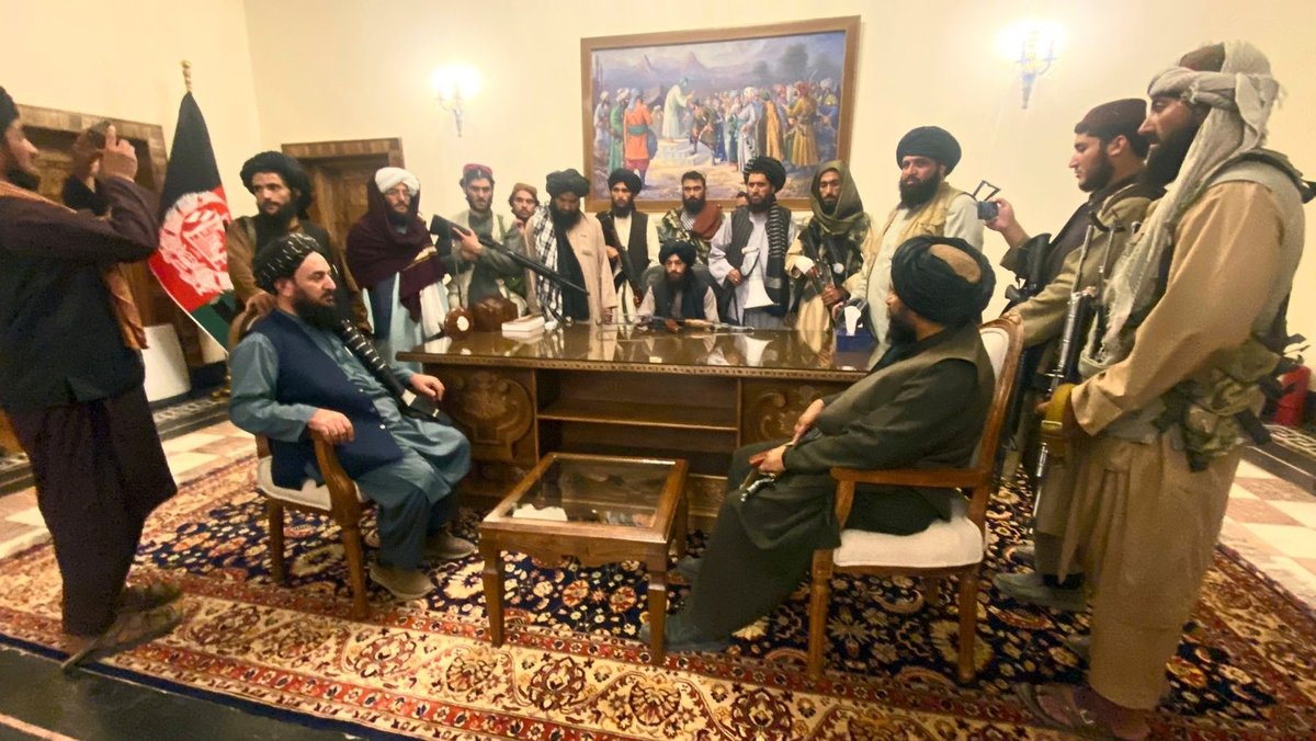 Die Taliban übernehmen die Macht und sind im Präsidentenpalast in Kabul.