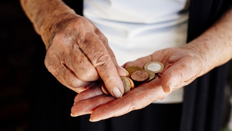 Eine alte Frau mit Geldmünzen in der Hand. (Symbolbild) | Bild: BR/Johanna Schlüter Eine alte Frau mit Geldmünzen in der Hand. (Symbolbild)
