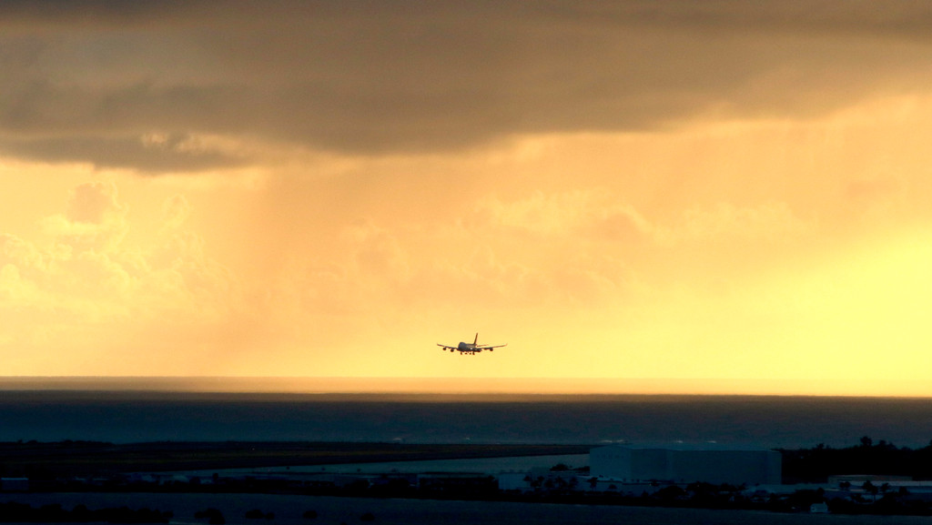 Ein Flugzeug im Landanflug auf den Flughafen in Honolulu. 