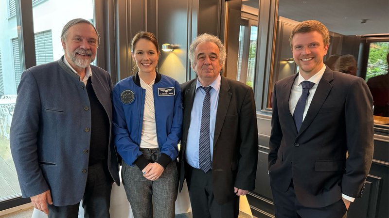 Katherine Bennell-Pegg zwischen Prof. Klaus Schilling (links), IfR-Präsident Fritz Merkle und Campbell Pegg (Ehemann der Astronautin, rechts). | Bild: Klaus Schilling Katherine Bennell-Pegg zwischen Prof. Klaus Schilling (links), IfR-Präsident Fritz Merkle und Campbell Pegg (Ehemann der Astronautin, rechts).