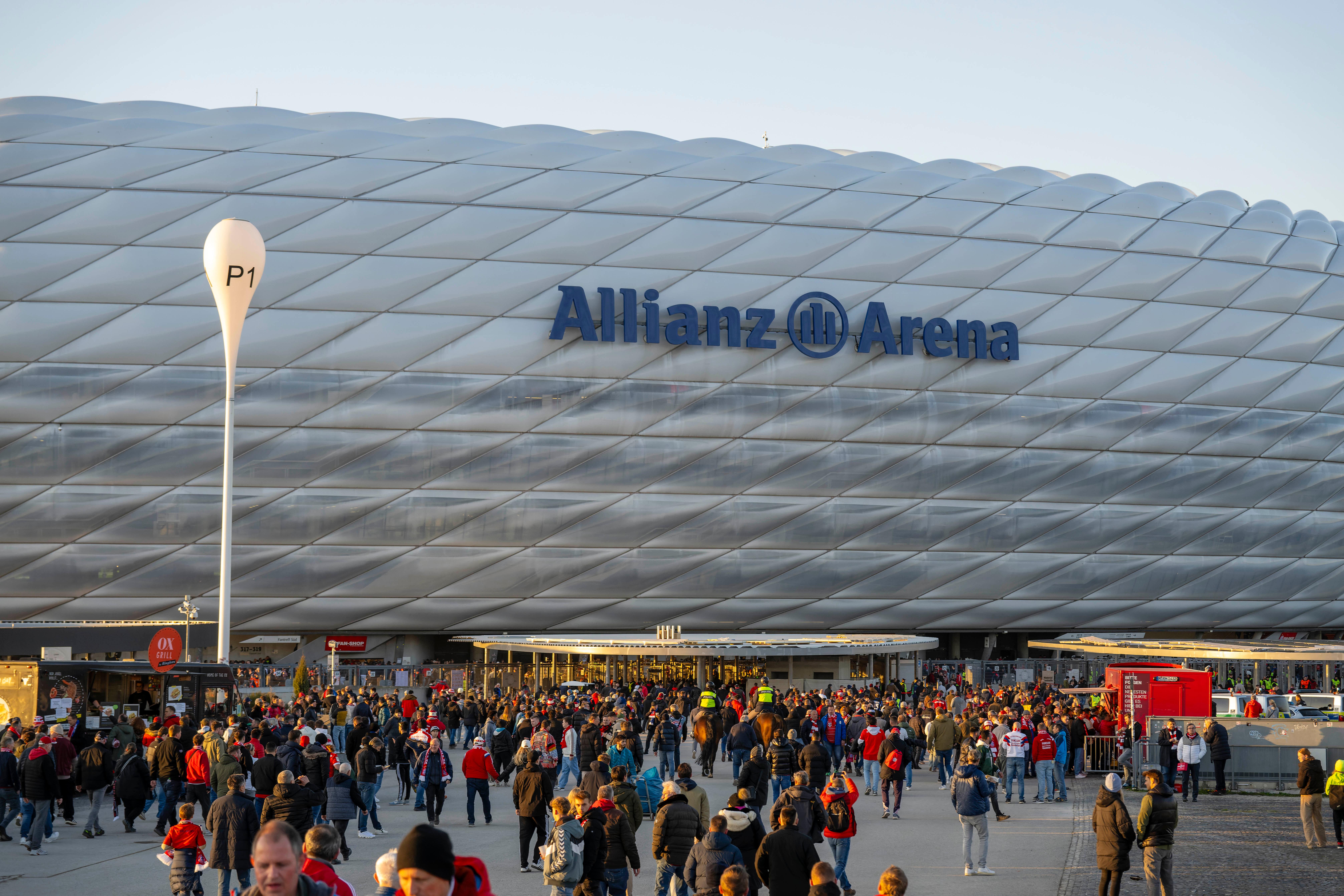 Etwa 30.000 Menschen nutzen die öffentlichen Verkehrsmittel, um Spiele in der Allianz Arena anzuschauen. 