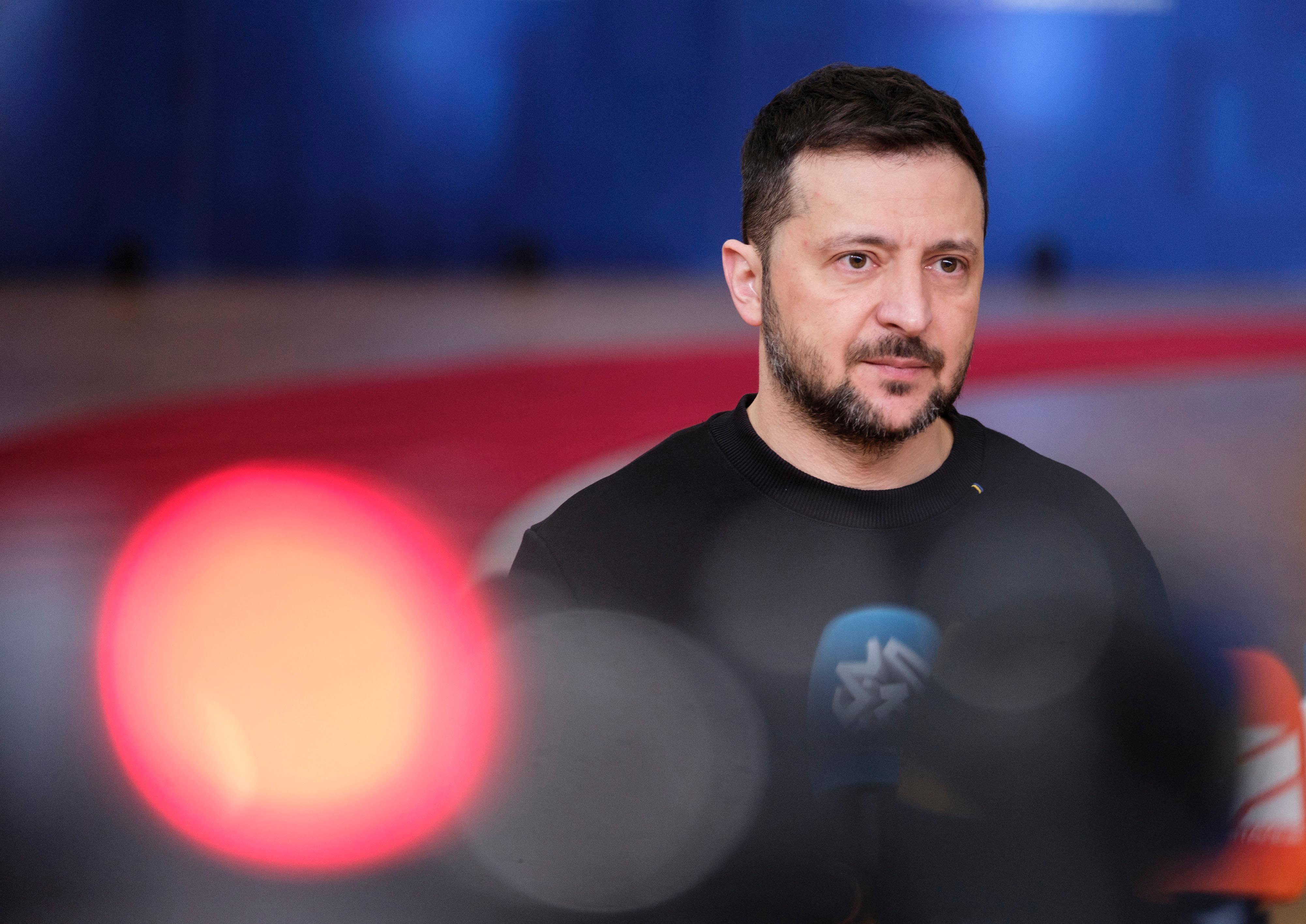 Künstliche Intelligenz übersetzt ein Interview mit dem ukrainischen Präsidenten Selenskyj automatisch