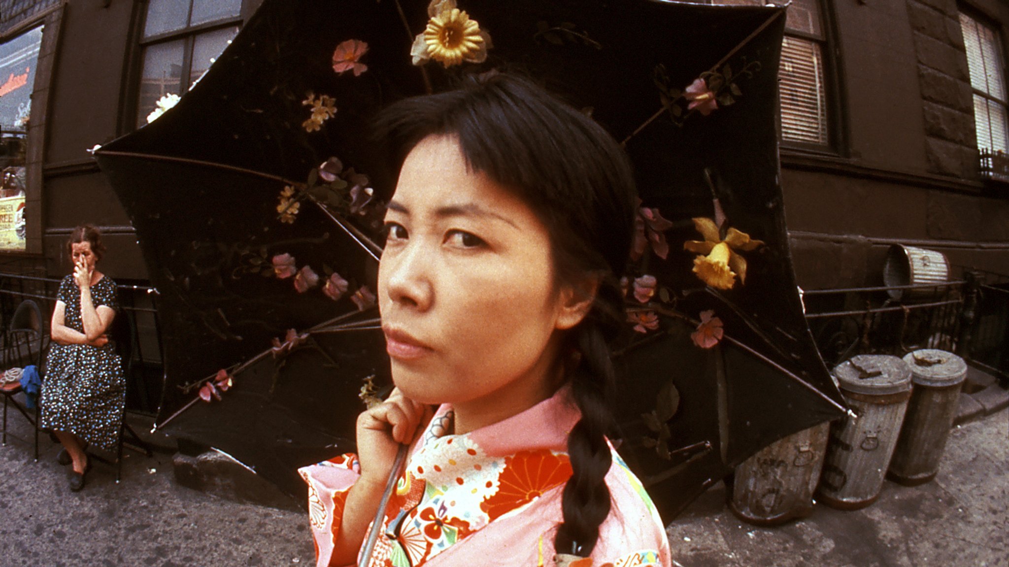 Japanische Frau im Kimono, mit blumengeschmücktem Schirm