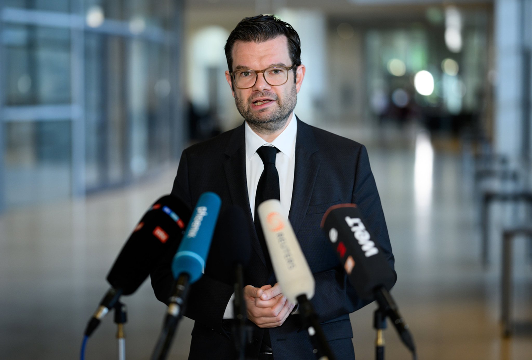 Bundesjustizminister Marco Buschmann will in der Energiekrise überschuldeten Unternehmen im Insolvenzrecht entgegenkommen.