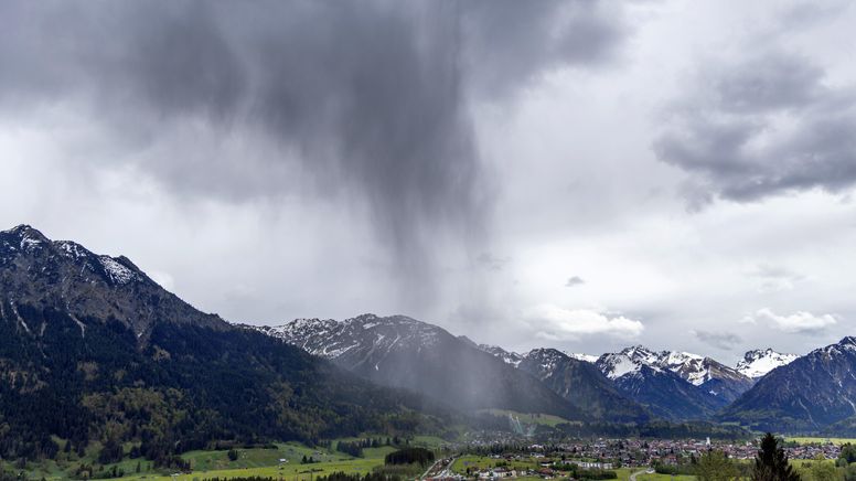 02.05.2024: Dunkle Wolken und Fallstreifen eines Schauers sind über Oberstdorf im Allgäu zu sehen, der DWD erwartet auch heute heftigen Regenfälle. | Bild:picture alliance/Jan Eifert 