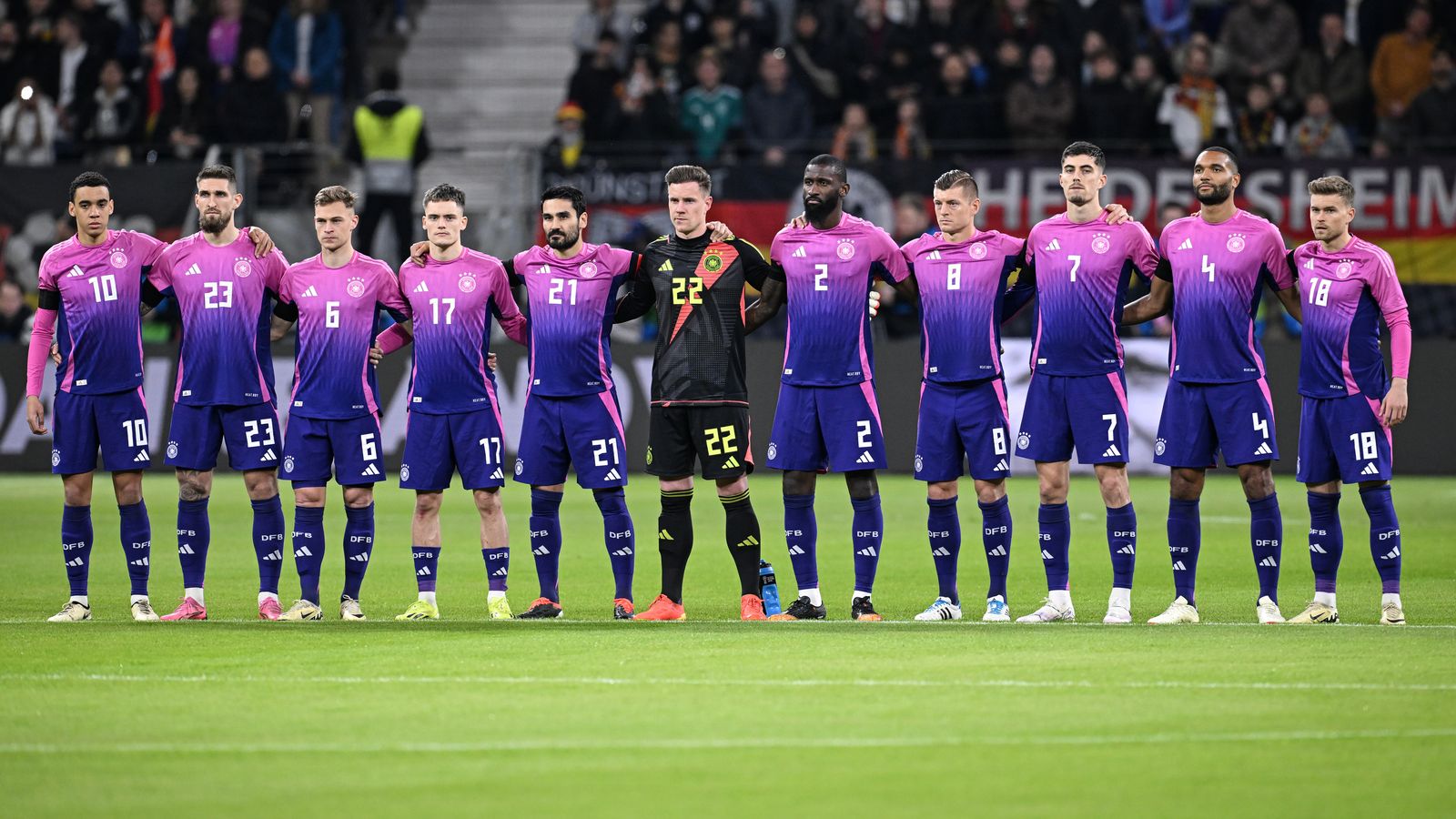 Euro 2024 Premiere DFBElf im pinklila Trikot BR24 Euro 2024 Premiere DFBElf im pinklila Trikot BR24