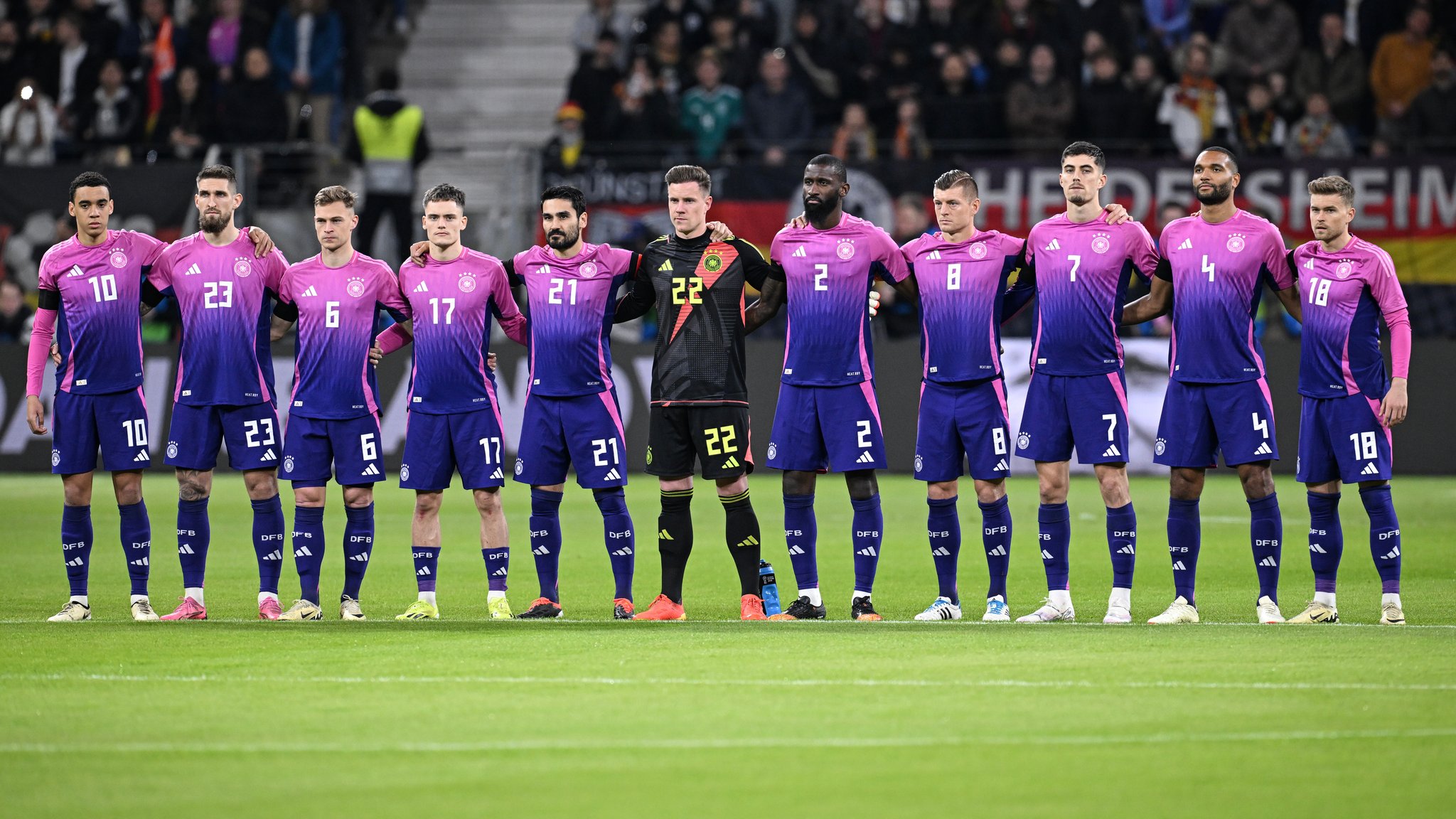 Euro 2024: Premiere - DFB-Elf im pink-lila Trikot