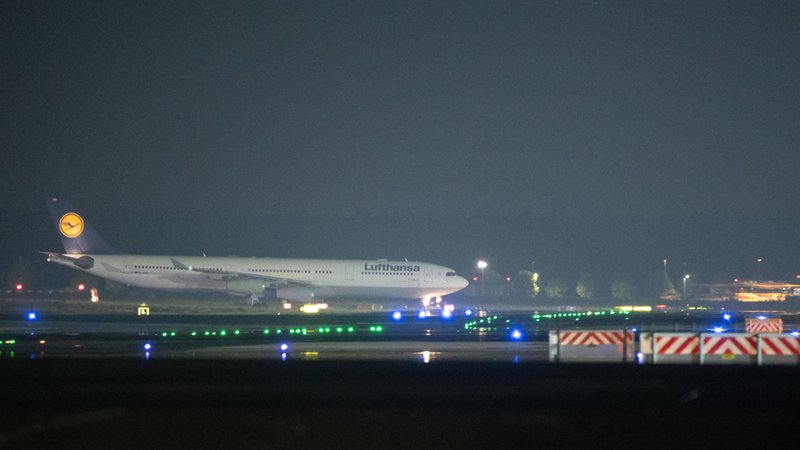 Ein Flugzeug der Lufthansa landet am Flughafen Frankfurt. Mit dem Flug wurden Menschen aus dem usbekischen Taschkent nach Deutschland gebracht, die zuvor aus Afghanistan evakuiert wurden. 