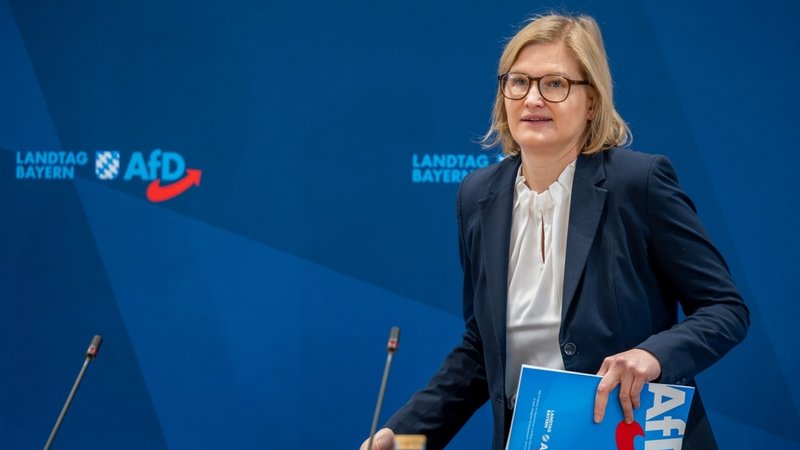 Die Fraktionsvorsitzende der AfD im Bayerischen Landtag, Katrin Ebner-Steiner, bei der Abschluss-Pressekonferenz zur Klausurtagung. | Bild: dpa-Bildfunk/Peter Kneffel Die Fraktionsvorsitzende der AfD im Bayerischen Landtag, Katrin Ebner-Steiner, bei der Abschluss-Pressekonferenz zur Klausurtagung.