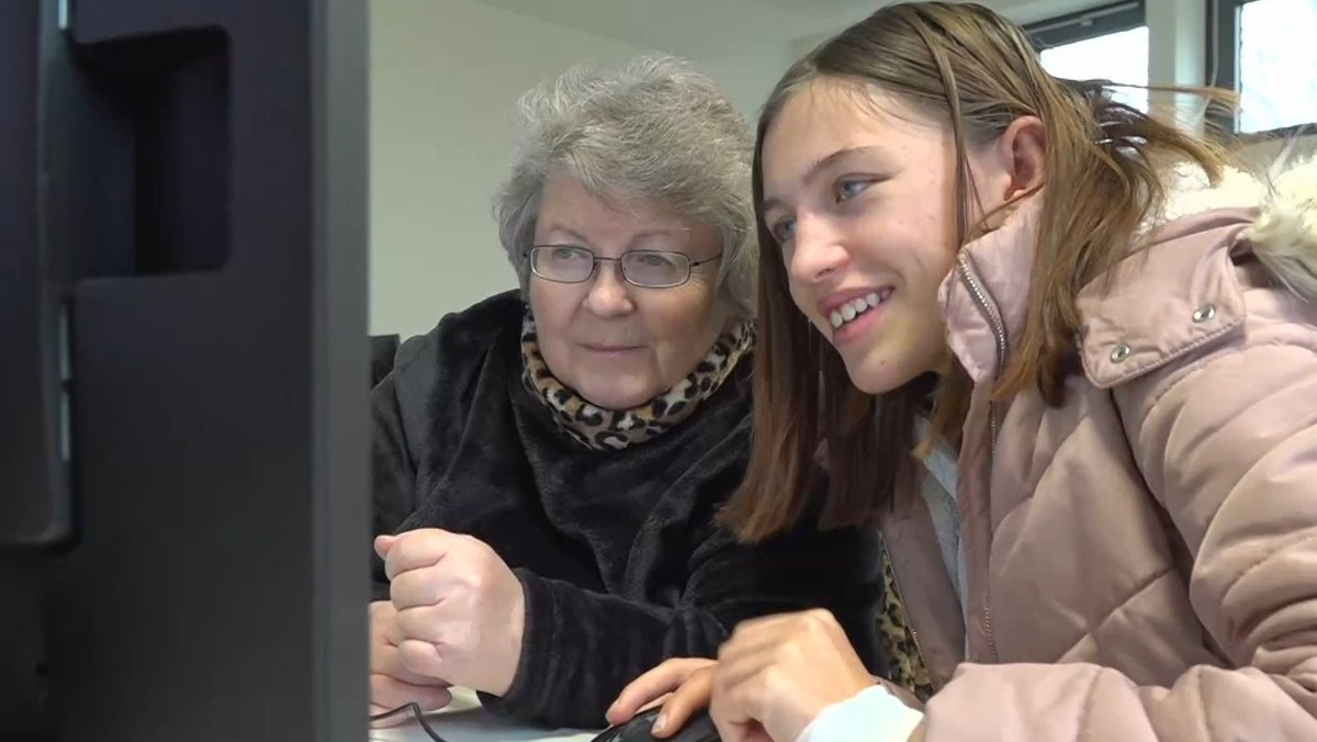 Schüler geben Senioren Handy- und Computernachhilfe