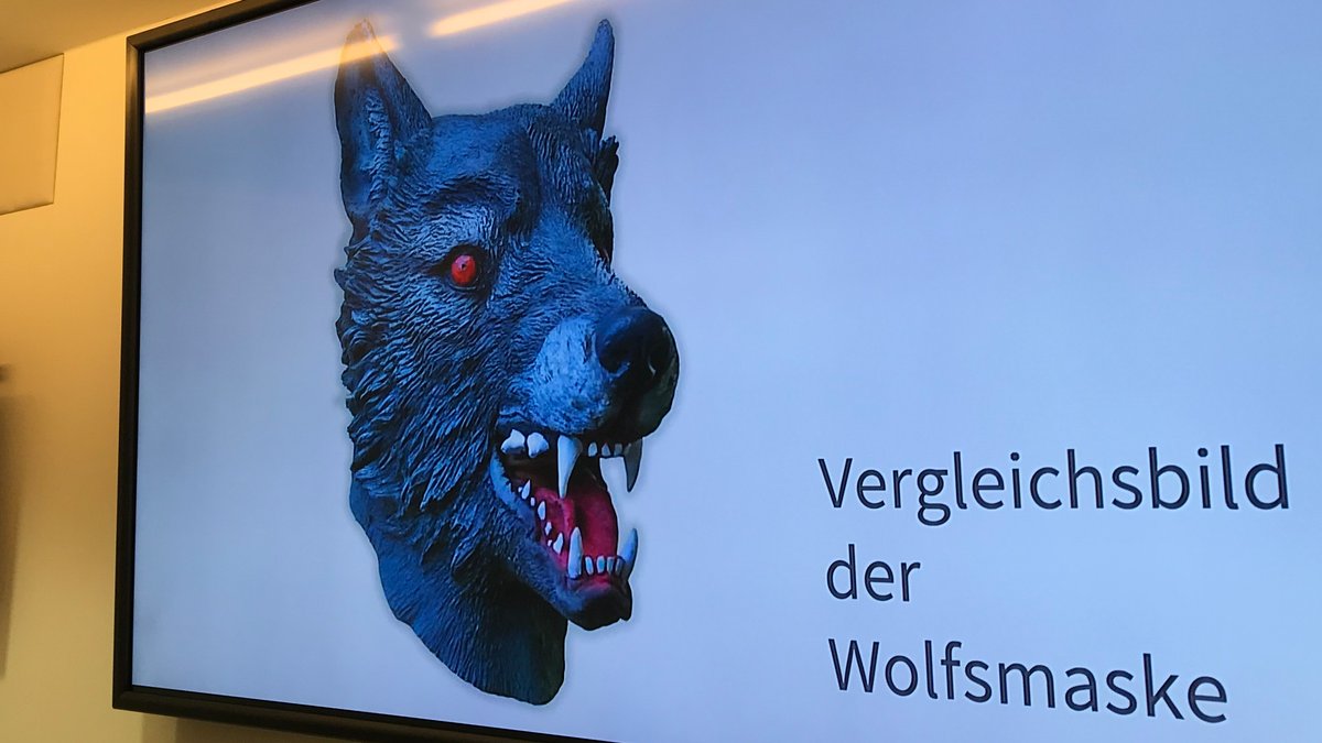 Auf einem Bildschirm im Polizeipräsidium präsentiert die Polizei ein Vergleichsbild einer Wolfsmaske (gestellte Szene). 