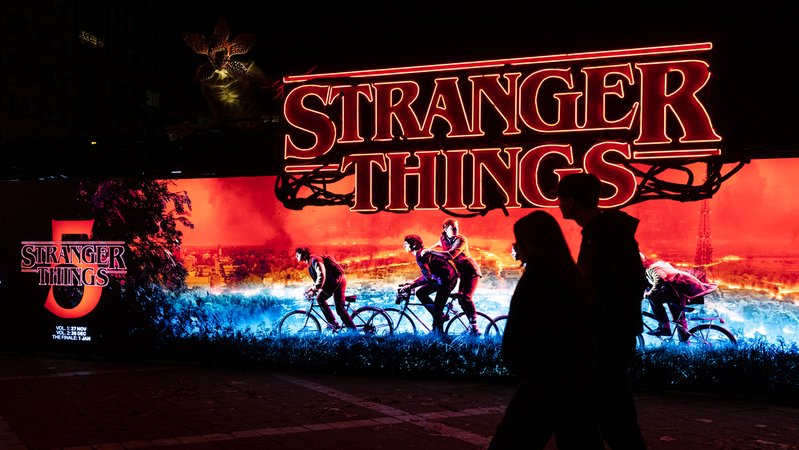 Straßenbahnstation in Brüssel mit Werbung für die 5. Staffel von "Stranger Things" | Bild: picture alliance / ZUMAPRESS.com | Nicolas Landemard Straßenbahnstation in Brüssel mit Werbung für die 5. Staffel von "Stranger Things"