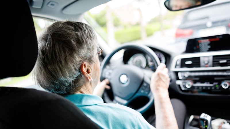 Symbolbild: Seniorin am Steuer | Bild: picture alliance / dpa | Matthias Balk Symbolbild: Seniorin am Steuer
