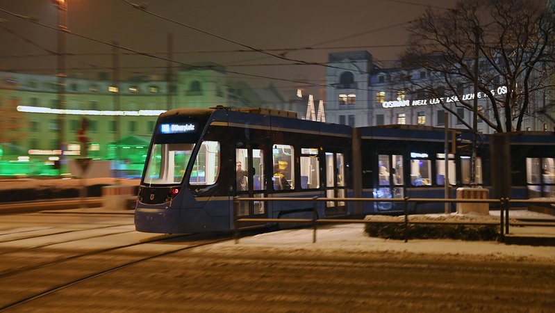 (Symbolbild) Eine Tram fährt am Münchner Stachus ab. Wegen Blitzeis rät der ADAC, das Auto stehen zu lassen. | Bild: picture alliance / SvenSimon | Frank Hoermann / SVEN SIMON (Symbolbild) Eine Tram fährt am Münchner Stachus ab. Wegen Blitzeis rät der ADAC, das Auto stehen zu lassen.