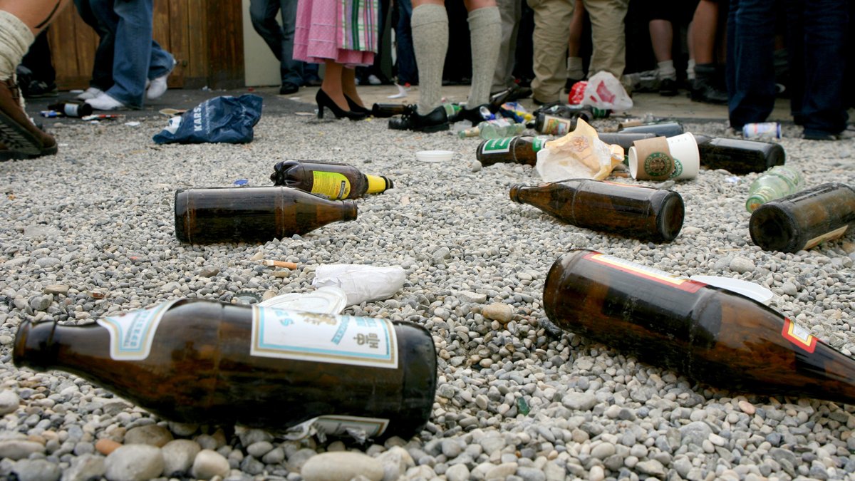 Leere Flaschen und Müll vor Wiesn-Zelt, aufgenommen 2008 | Bild: picture-alliance/ dpa | Angelika Warmuth Leere Flaschen und Müll vor Wiesn-Zelt, aufgenommen 2008