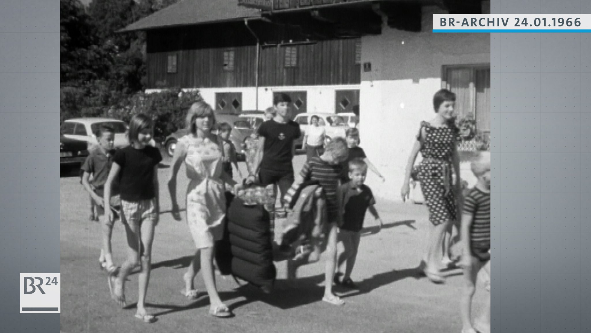 Familie auf dem Weg zum Picknick.