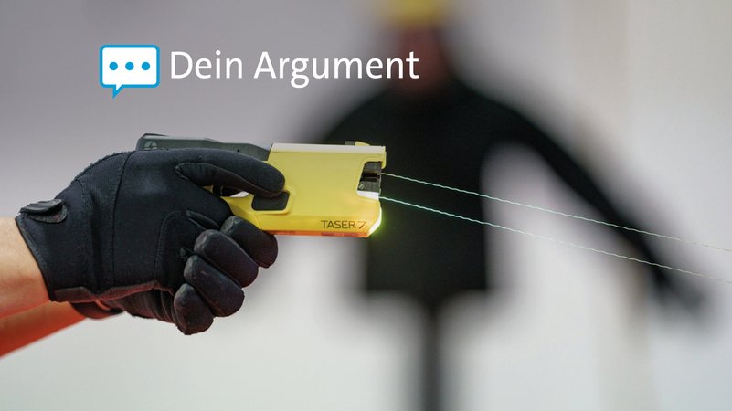 Beamte der Polizei demonstrieren den Einsatz eines "Taser 7". | Bild: dpa-Bildfunk/Axel Heimken Beamte der Polizei demonstrieren den Einsatz eines "Taser 7".