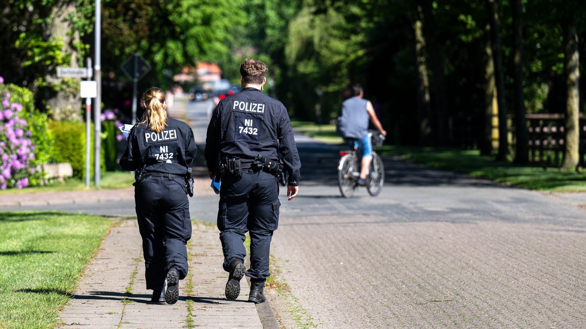 Einsatzkräfte der Polizei hatten auf der Vermisstensuche Anwohnerbefragungen im Ortsteil Gräpel in der Nähe von Elm durchgeführt.