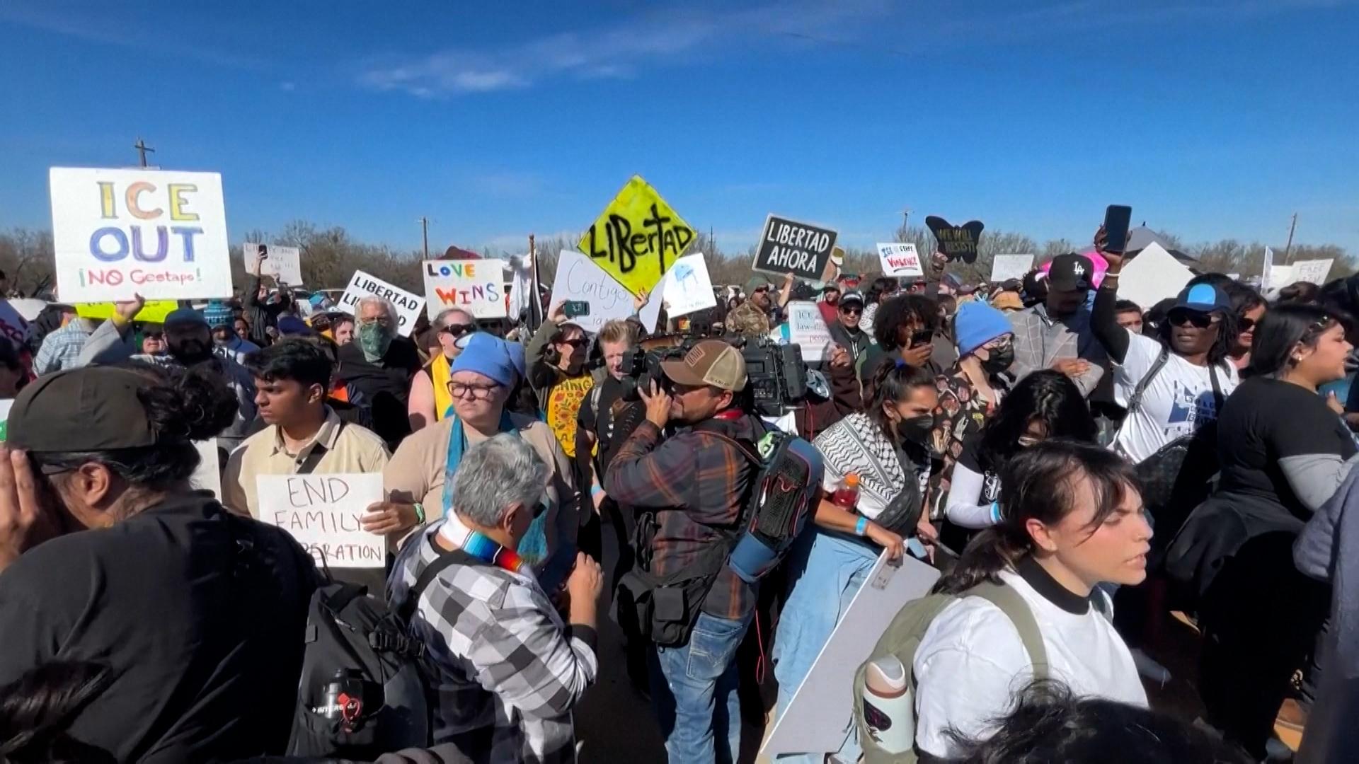 Zusammenstöße vor Haftzentrum für Migranten in Texas