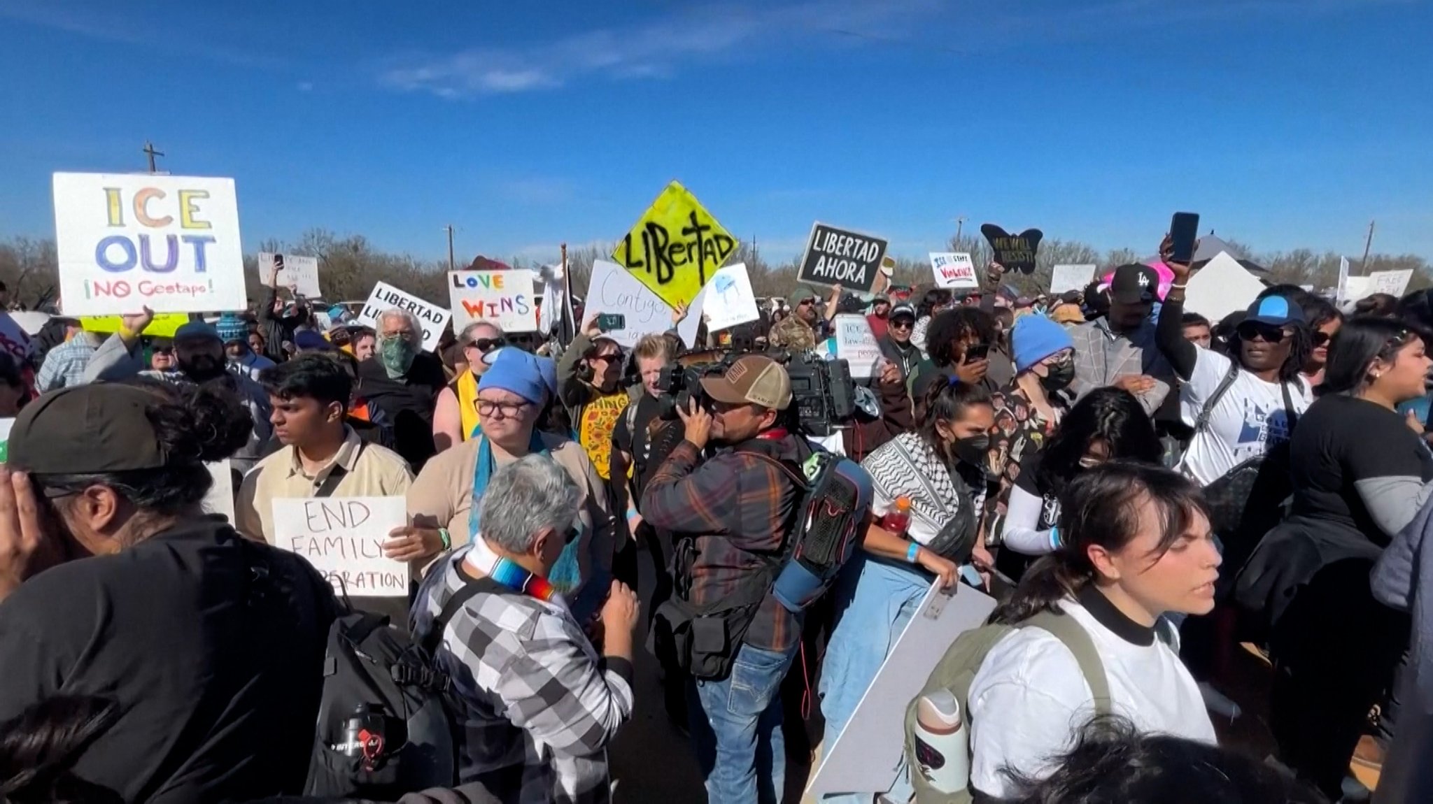 Zusammenstöße vor Haftzentrum für Migranten in Texas