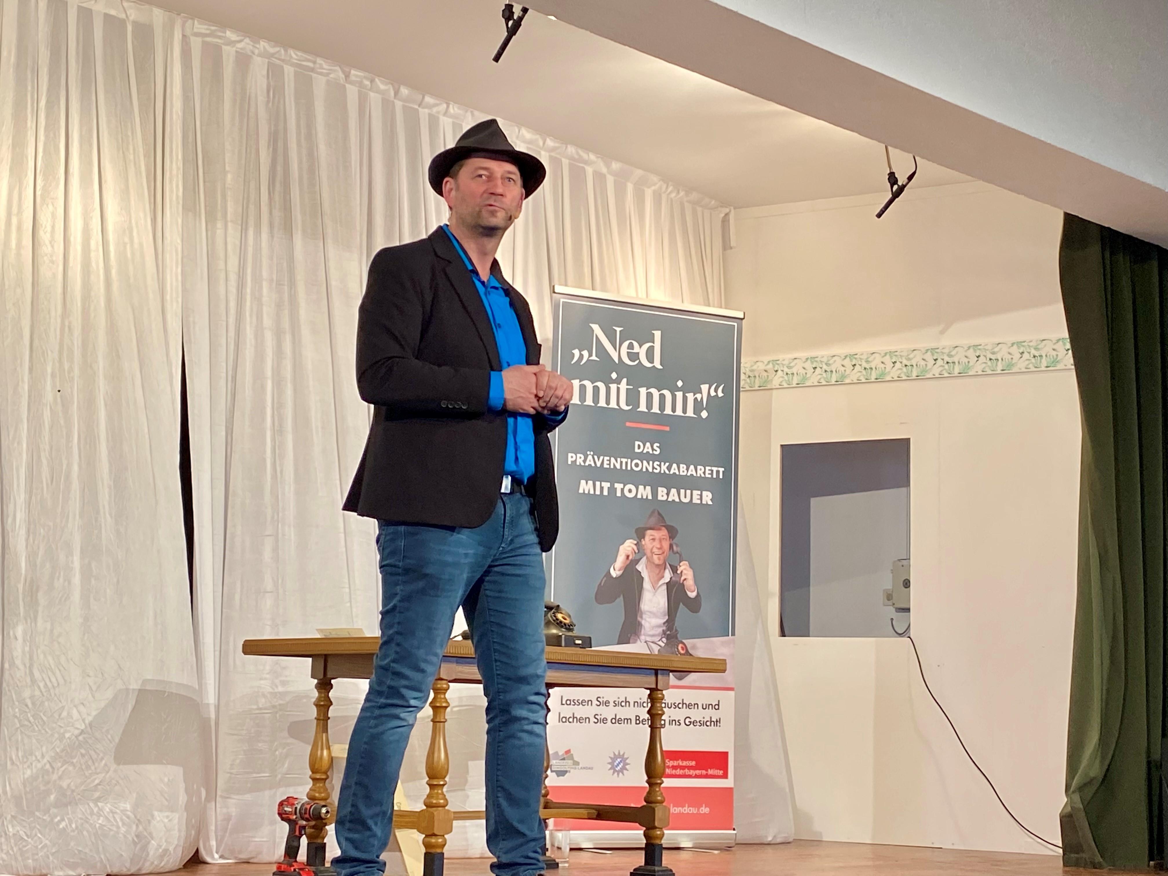 Das Präventionskabarett "Ned mit mir!" informiert über Schockanrufe oder Enkeltricks. 