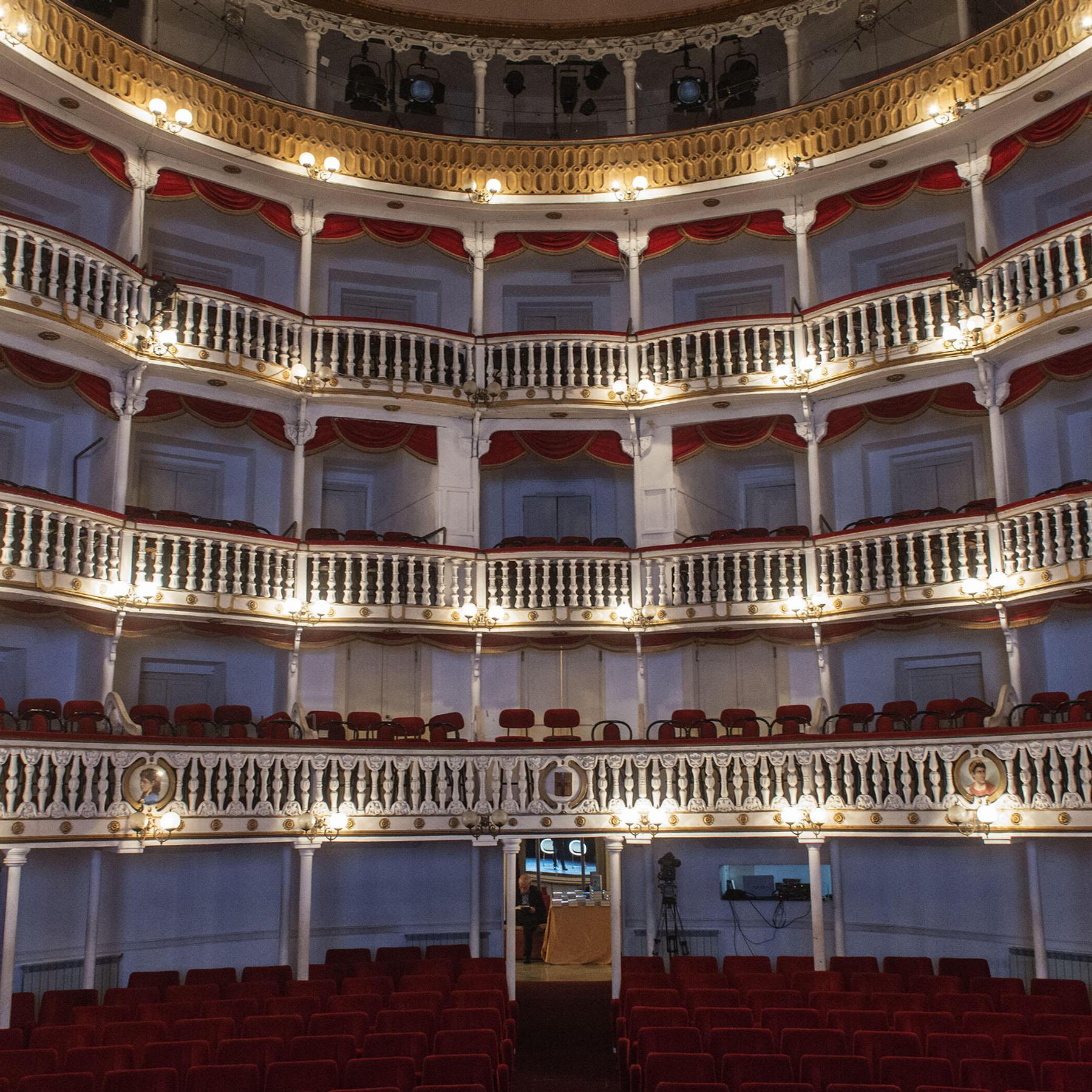 Teatro Sannazaro in Neapel bei Brand zerstört episode artwork