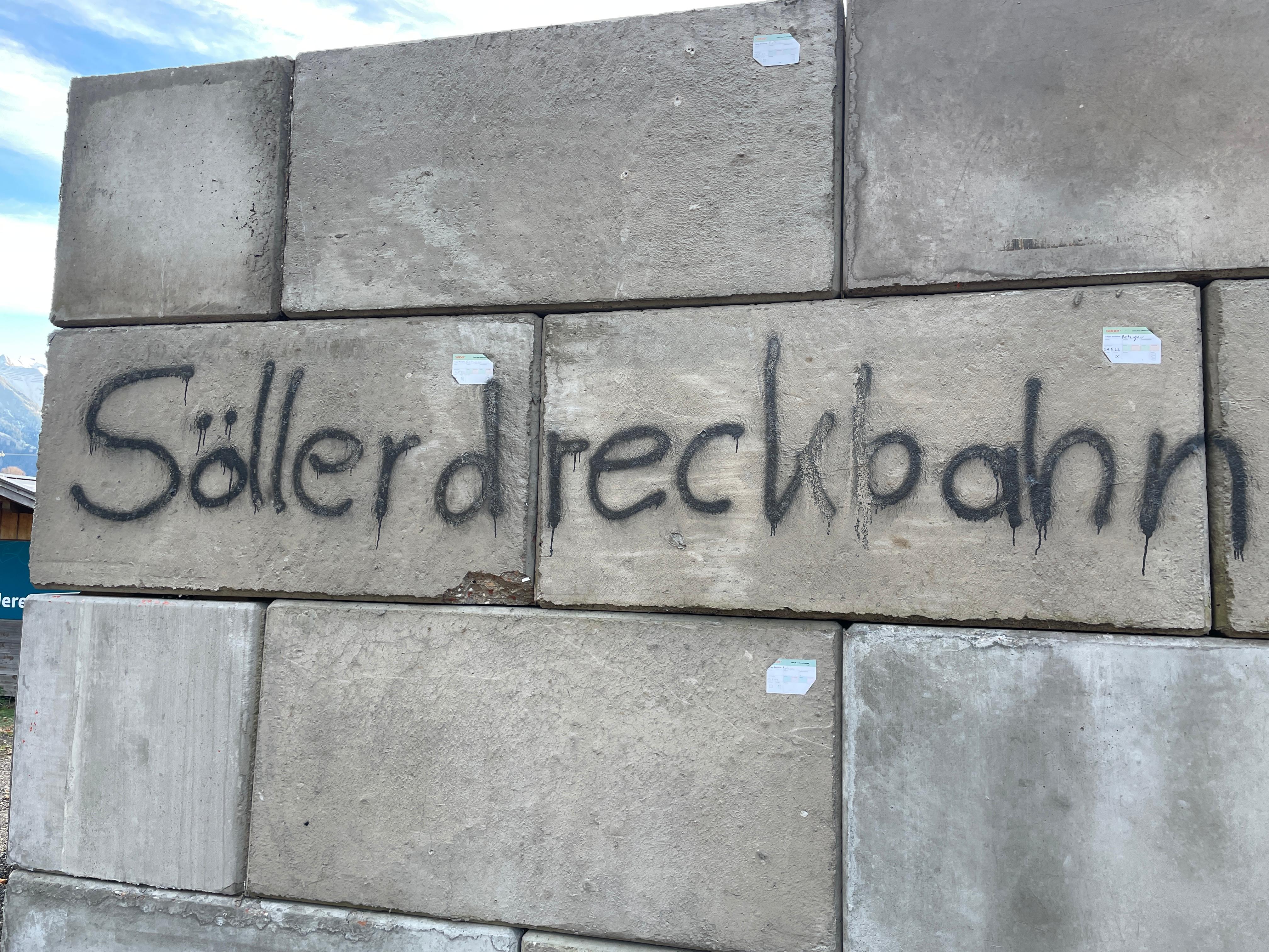 Eine verschmierte Wand an der Söllereckbahn. 