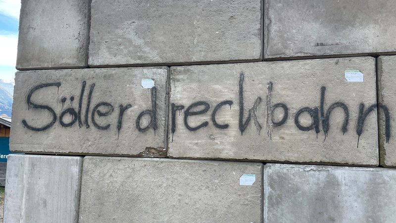 Eine verschmierte Wand an der Söllereckbahn. | Bild: Oberstdorfer Bergbahn AG Eine verschmierte Wand an der Söllereckbahn.
