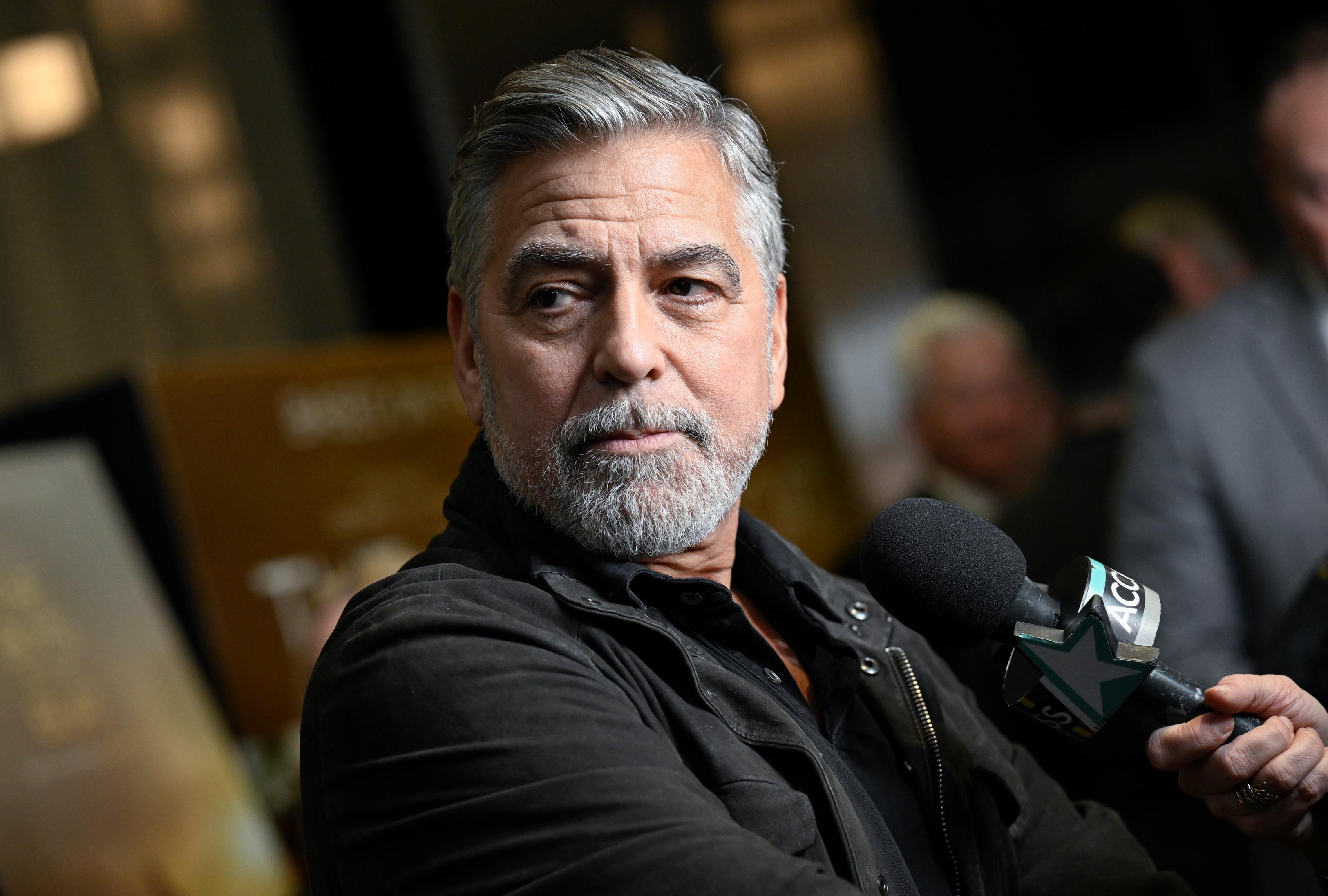 Der Star-Schauspieler im schwarzen Outfit