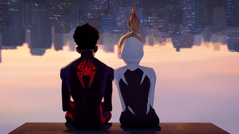 Die Superhelden Miles Morales und Gwen Stacy von hinten gezeigt, wie sie auf die Stadt-Skyline blicken. | Bild:CTMG