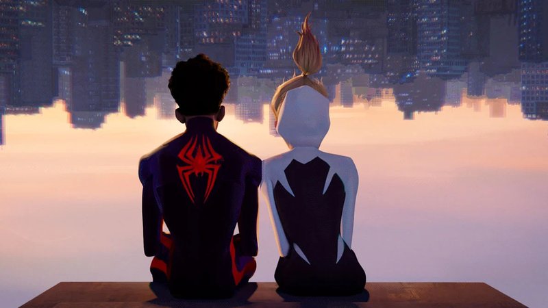 Die Superhelden Miles Morales und Gwen Stacy von hinten gezeigt, wie sie auf die Stadt-Skyline blicken.