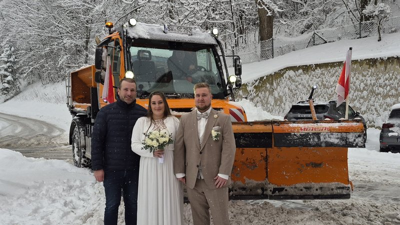 Drei Menschen stehen vor einem Schneepflug | Bild: Gemeinde Schonungen Drei Menschen stehen vor einem Schneepflug