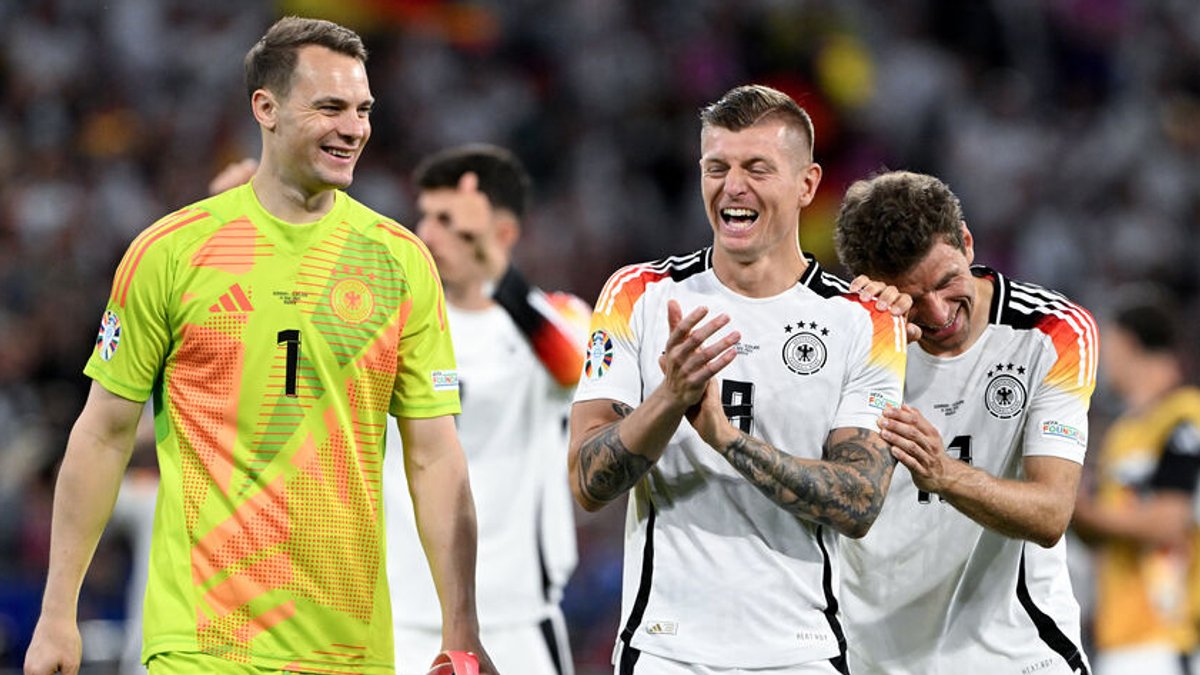 Gelöste Stimmung nach dem Auftakt-Sieg: Manuel Neuer, Toni Kroos und Thomas Müller (von links).