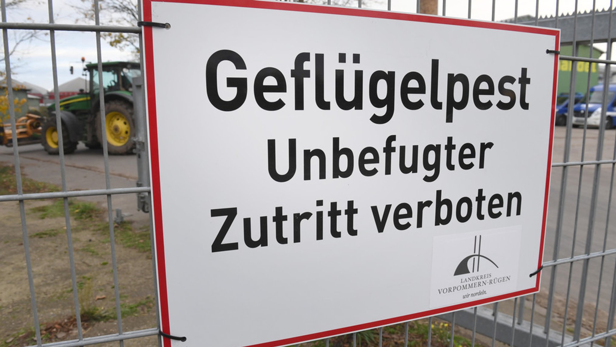 Warnschild am Zaun eines Geflügelmastbetriebes (Symbolbild)