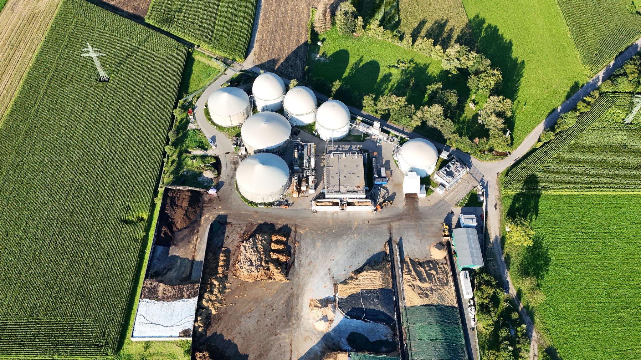 Eine Biogasanlage von oben