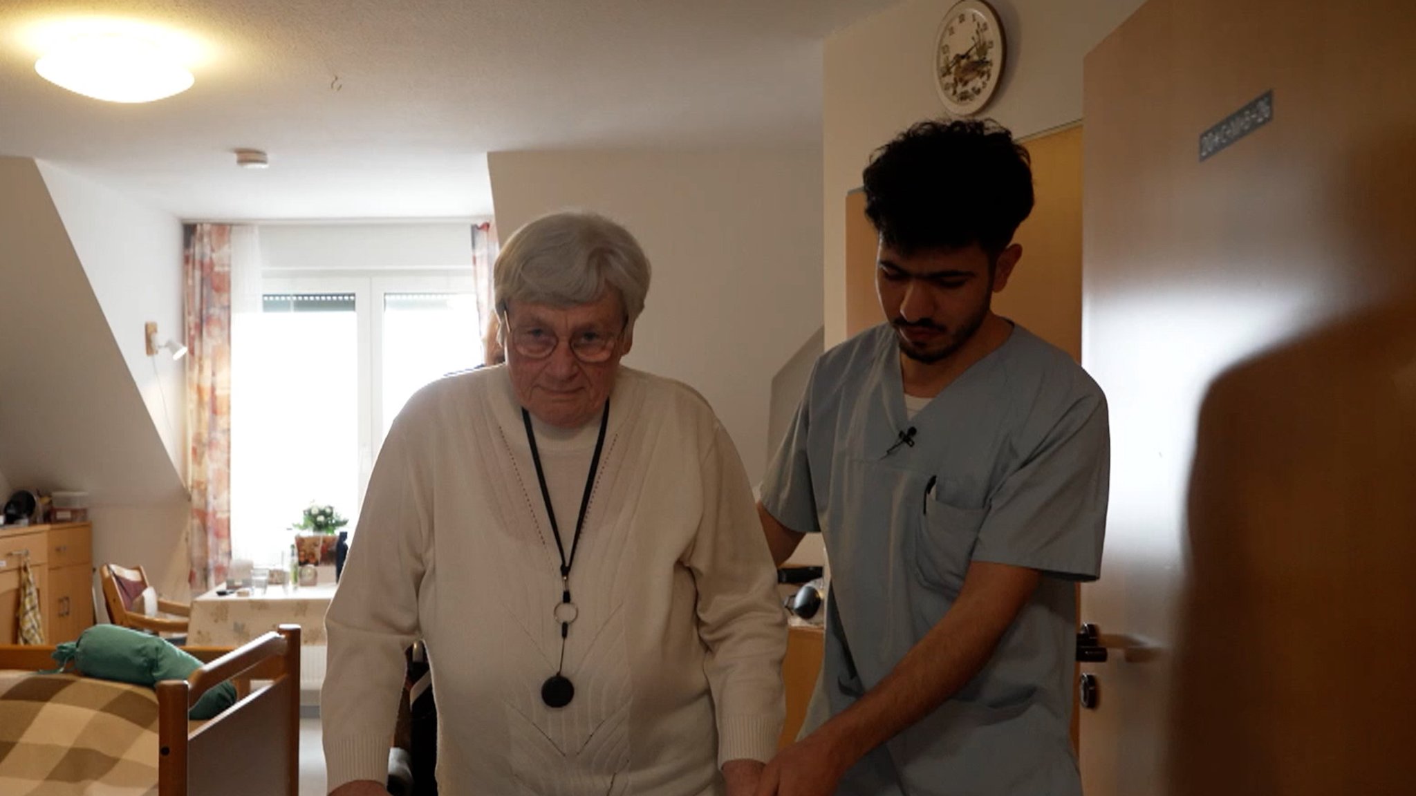 Syrischer Pflegekraft droht Abschiebung.