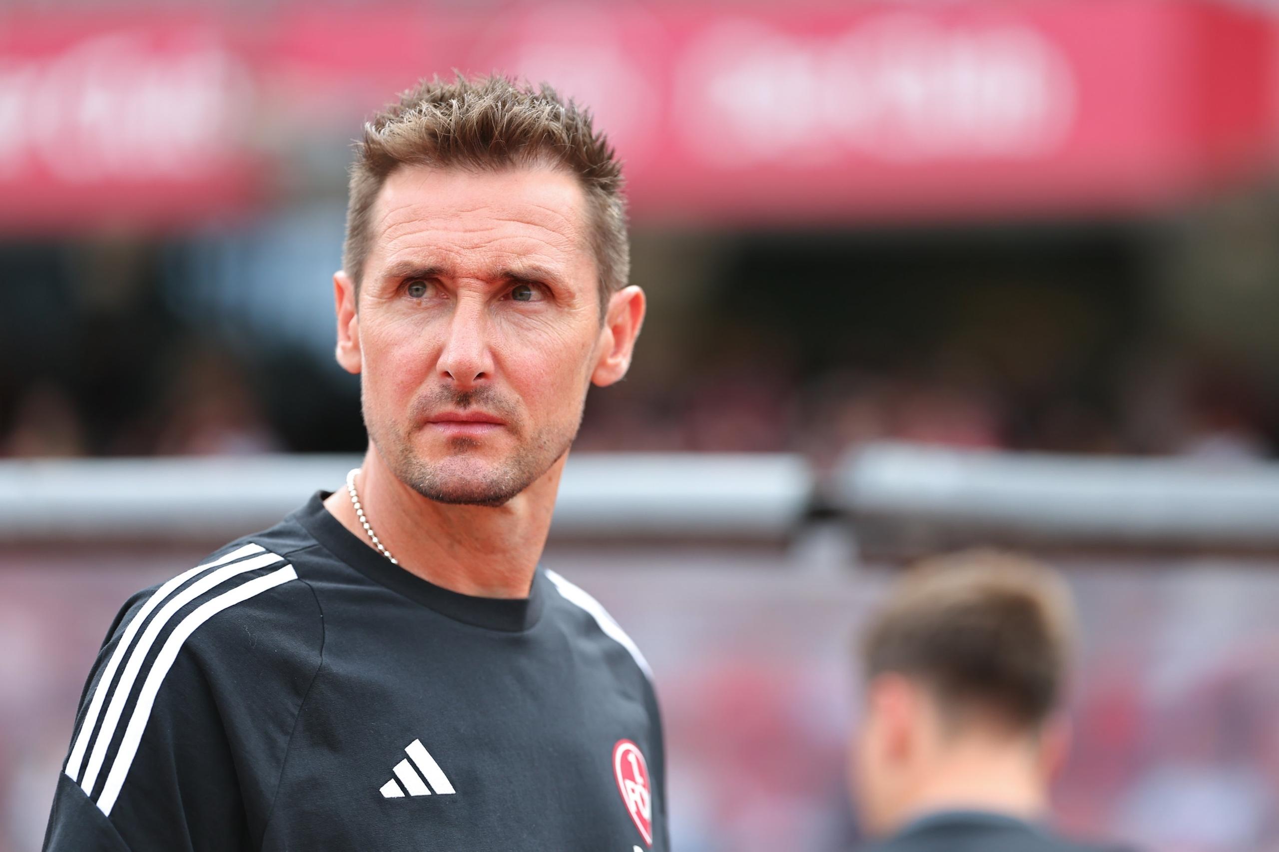 ARCHIV - 26.07.2024, Bayern, Nürnberg: Fußball: Testspiele, 1. FC Nürnberg - Juventus Turin im Max-Morlock-Stadion. Der Nürnberger Cheftrainer Miroslav Klose steht vor Spielbeginn auf dem Platz. 