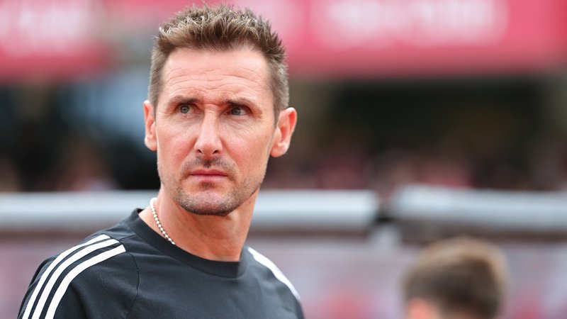 ARCHIV - 26.07.2024, Bayern, Nürnberg: Fußball: Testspiele, 1. FC Nürnberg - Juventus Turin im Max-Morlock-Stadion. Der Nürnberger Cheftrainer Miroslav Klose steht vor Spielbeginn auf dem Platz. | Bild: dpa-Bildfunk/Daniel Karmann ARCHIV - 26.07.2024, Bayern, Nürnberg: Fußball: Testspiele, 1. FC Nürnberg - Juventus Turin im Max-Morlock-Stadion. Der Nürnberger Cheftrainer Miroslav Klose steht vor Spielbeginn auf dem Platz.