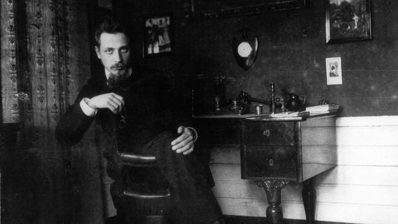 Foto von Rainer Maria Rilke am Schreibtisch aus dem Jahr 1905 | Bild:picture alliance / Heritage-Images | © Fine Art Images