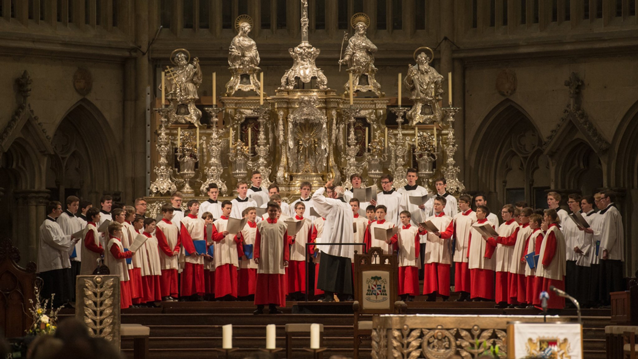 Regensburger Domspatzen im Dom St. Peter | Bild: dpa-Bildfunk/Armin Weigel Regensburger Domspatzen im Dom St. Peter