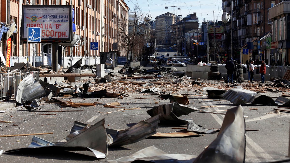 Ukraine, Kiew: Trümmer liegen auf einer Straße. 